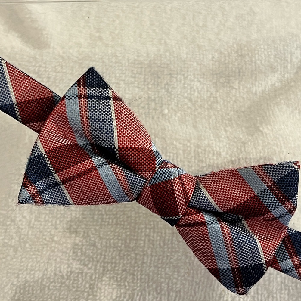 New condition mens Saddlebred plaid bow tie. Pre-tied & adjustable length.